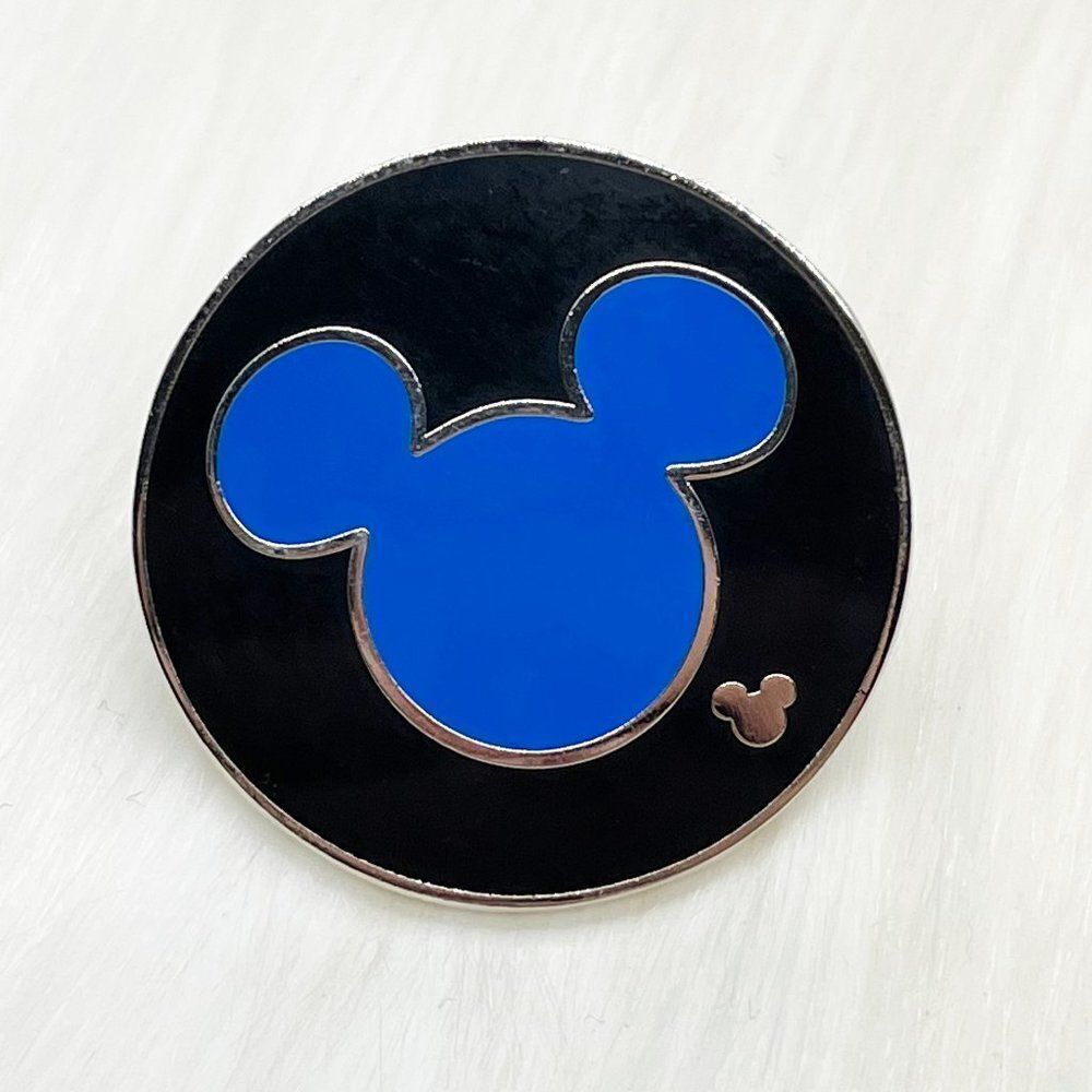 🔮 5/$25 Disney Cast Lanyard Blue Mickey Mouse Icon Pin